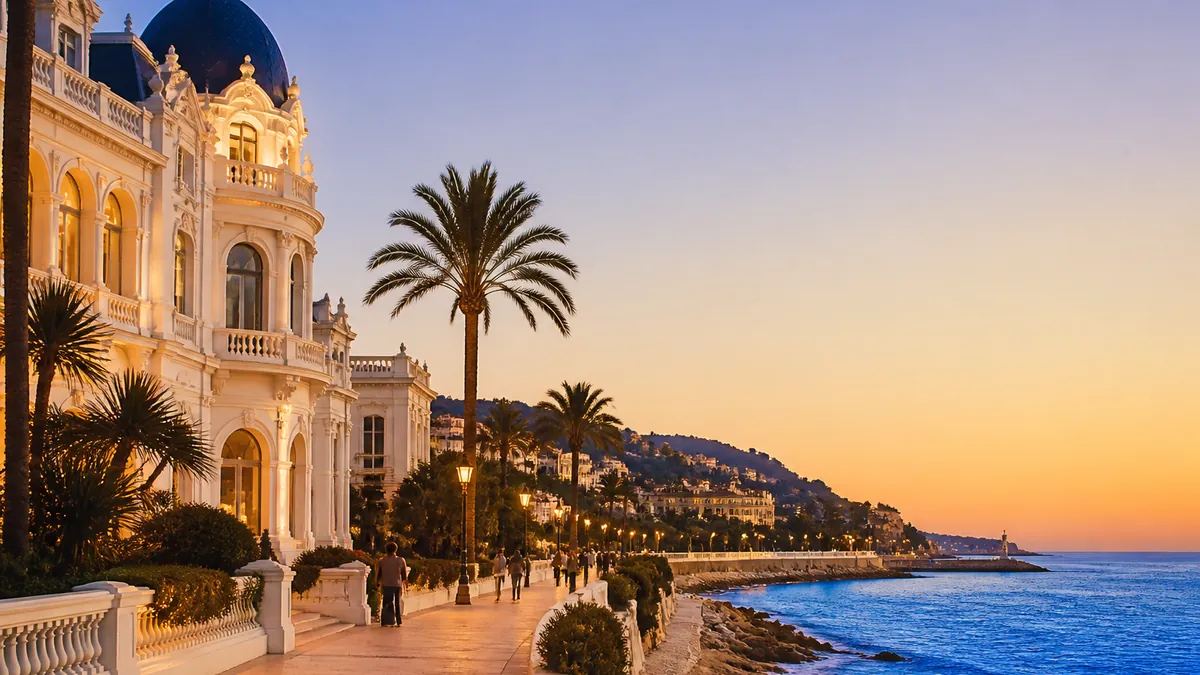 Promenade du bord de mer et villa Belle Époque au coucher du soleil